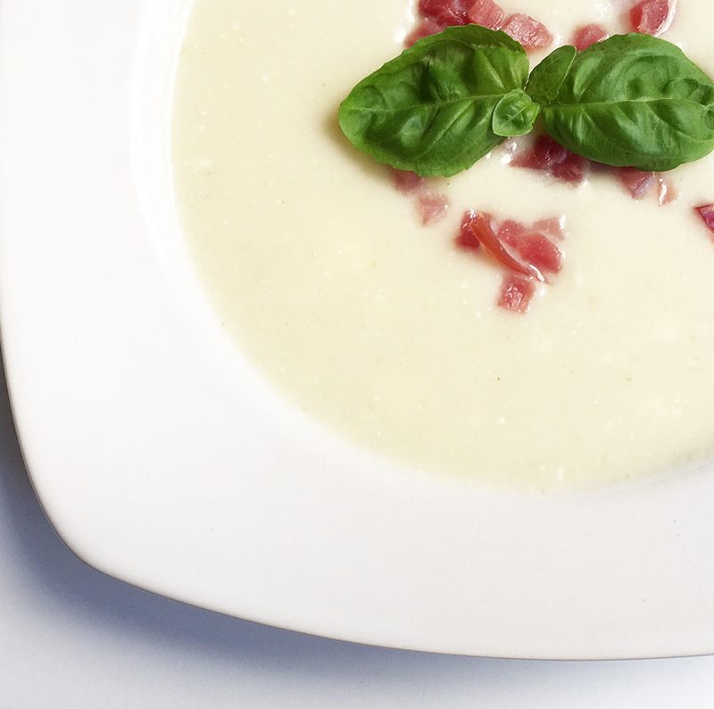 Kochen mit Kindern: Lecker Blumenkohl-Suppe mit Feta