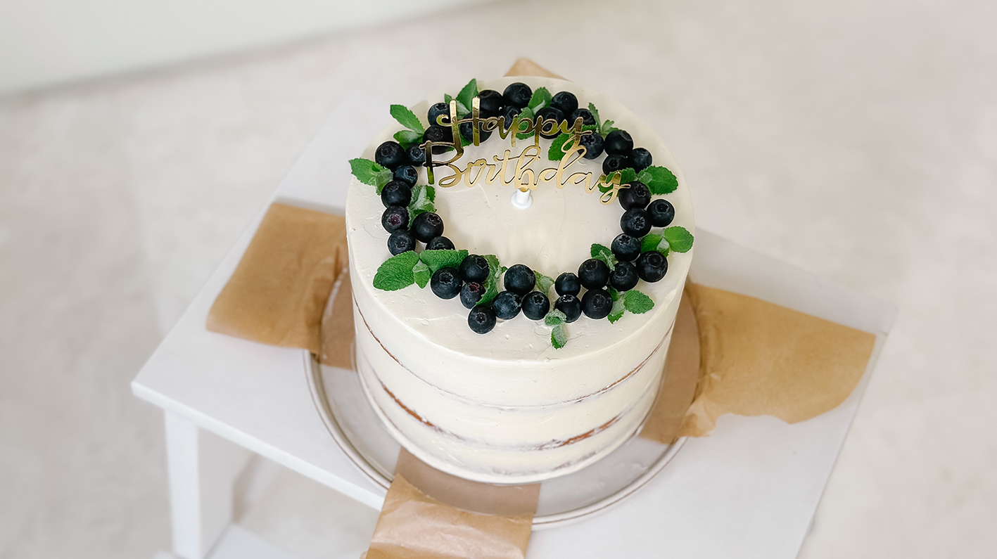 CosyFoxes-Milchmädchen-Buttercreme-Semi-Naked-Cake-Himbeer-Füllung-Blaubeere-Torte