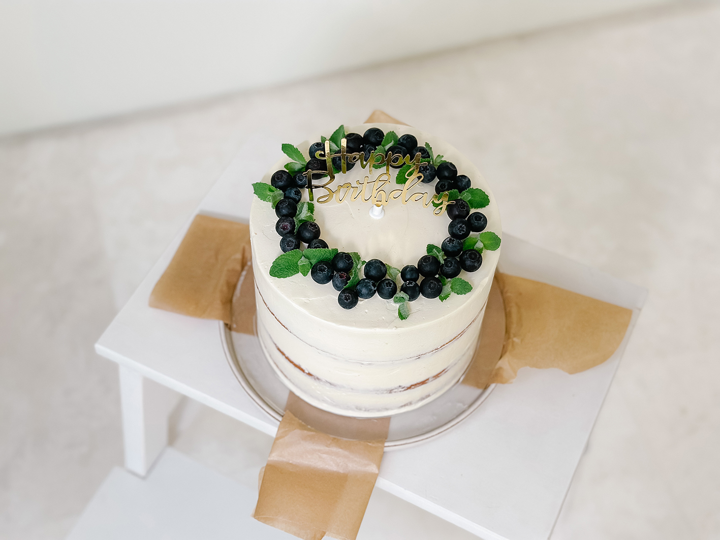 CosyFoxes-Milchmädchen-Buttercreme-Semi-Naked-Cake-Himbeer-Blaubeere-Torte