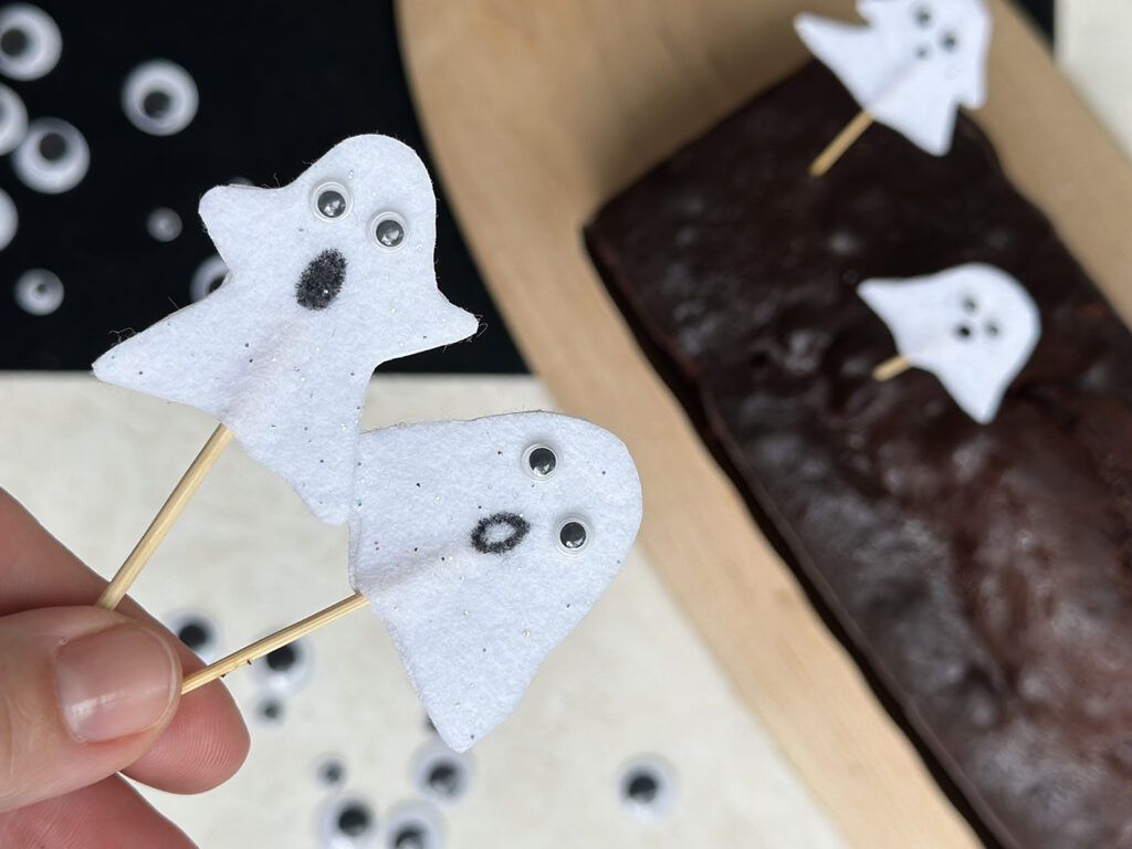 GEISTER CAKE TOPPER - HALLOWEEN DIY - CosyFoxes - Family. Food. Lifestyle.