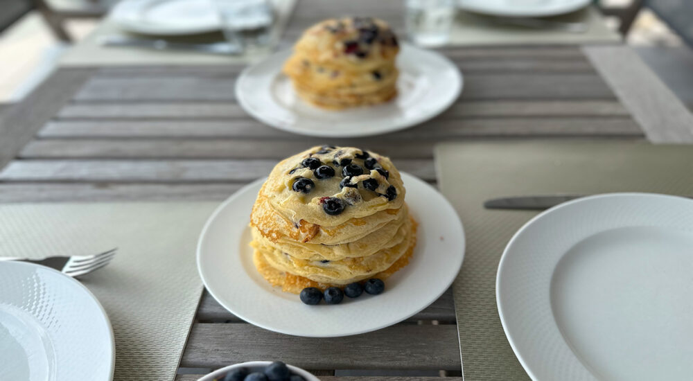 FLUFFIGE PANCAKES MIT BLAUBEEREN – OHNE BACKPULVER