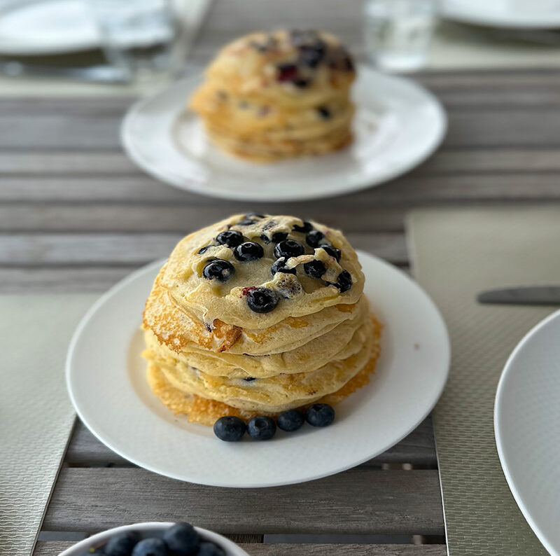 FLUFFIGE PANCAKES MIT BLAUBEEREN – OHNE BACKPULVER