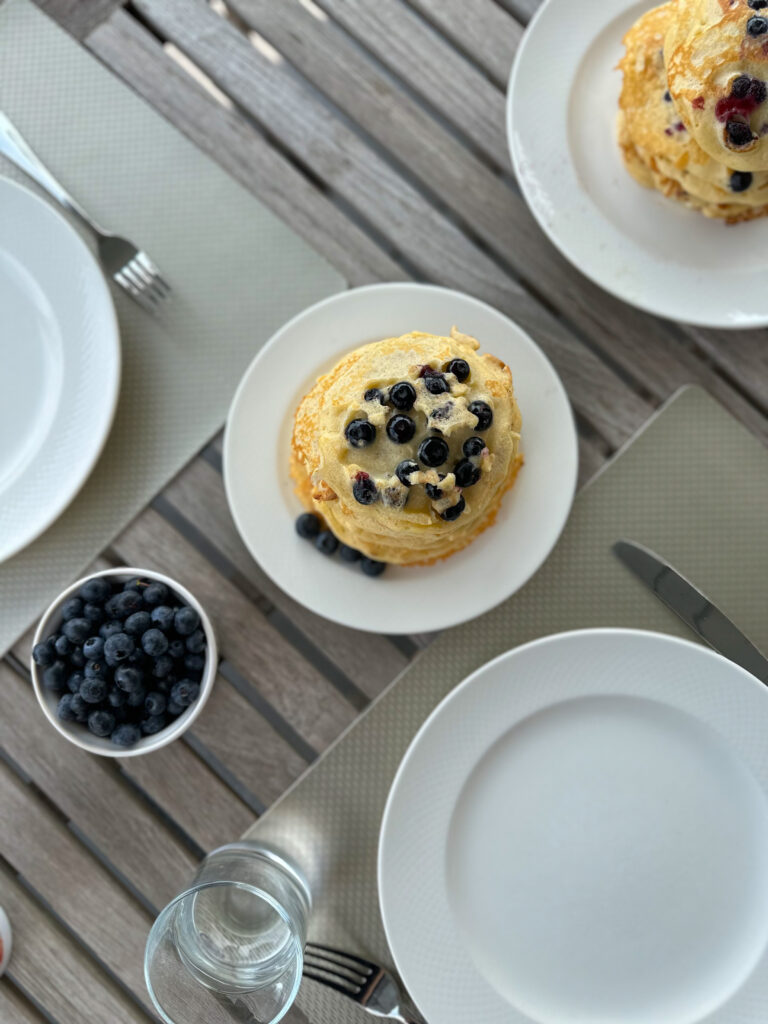 CF-CosyFoxes-fluffige-Pancakes-mit-Blaubeeren-ohne-Backpulver